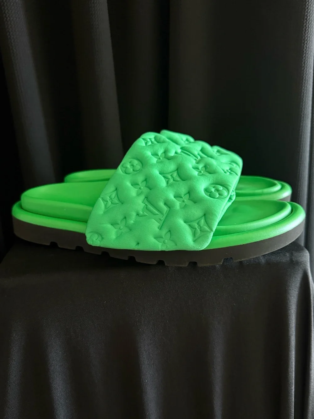 Women’s Slides - Accessories Subcategory Classification